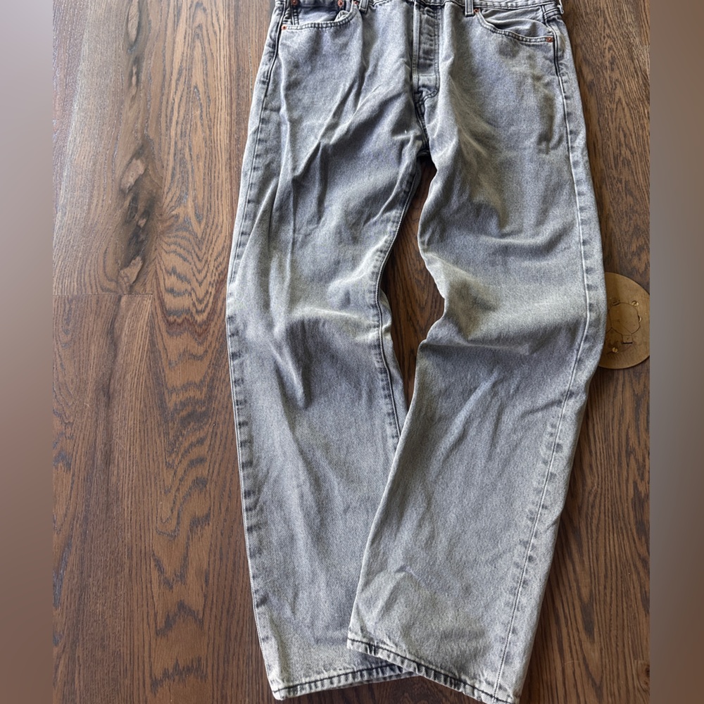 Washed gray vintage levi’s